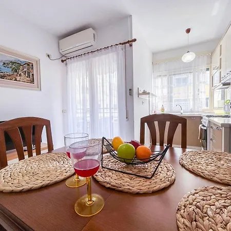 602 Barbora Teuta דירה גולם